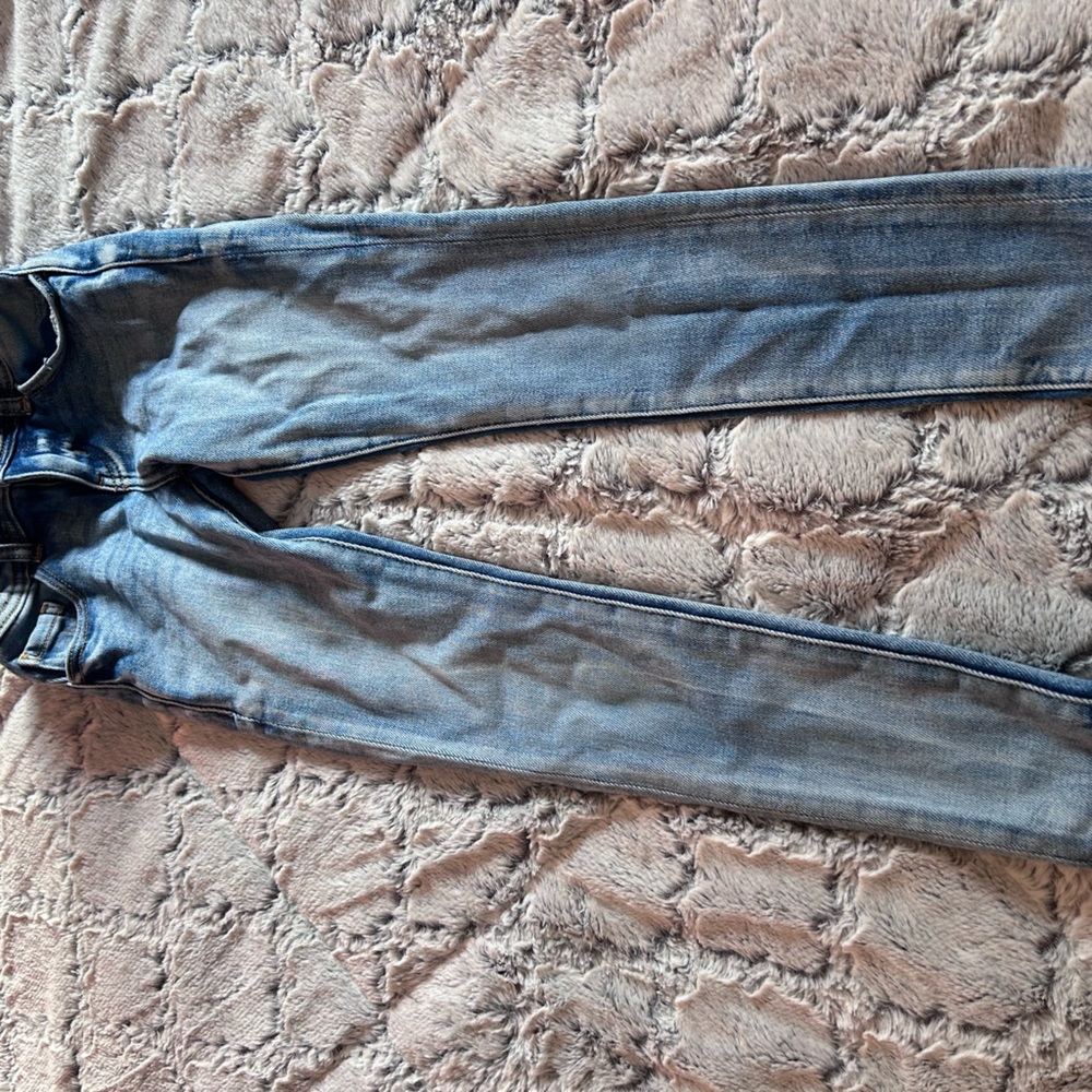 Girls size 7 mid rise ankle skinny jeans. Worn once 🙄 and grew out of!